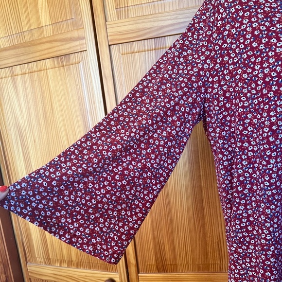 Weekend Susan Betro Large Floral Ditzy Print Bell Sleeve Vneck Shirt Feminine - Picture 6 of 11